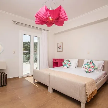 Gala's Elegant Tragaki