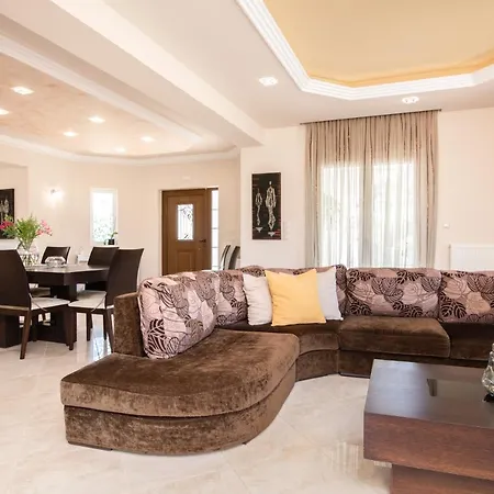 Gala's Elegant Villa Tragaki