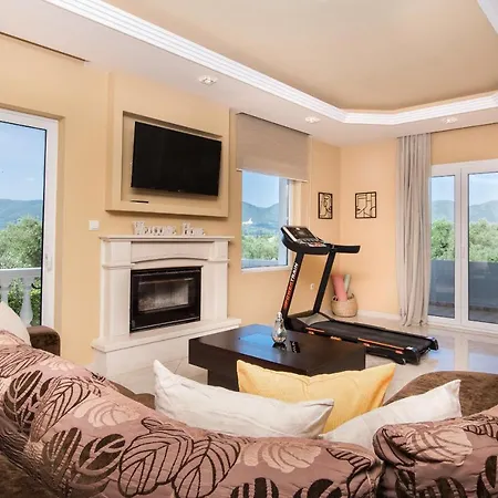 Gala's Elegant Villa Tragaki