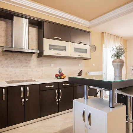 Gala's Elegant * Tragaki