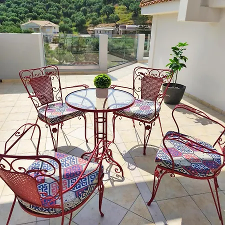 Gala's Elegant Tragaki