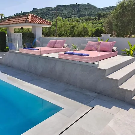 Gala's Elegant Tragaki