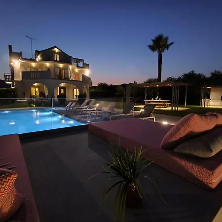 Gala's Elegant Tragaki