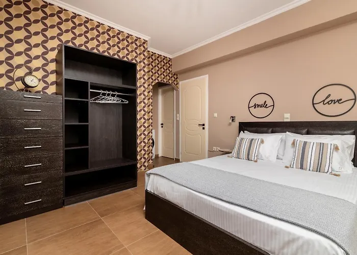 Gala's Elegant Willa Tragaki