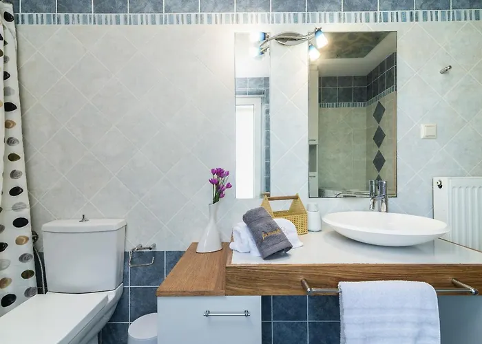 Gala's Elegant Tragaki