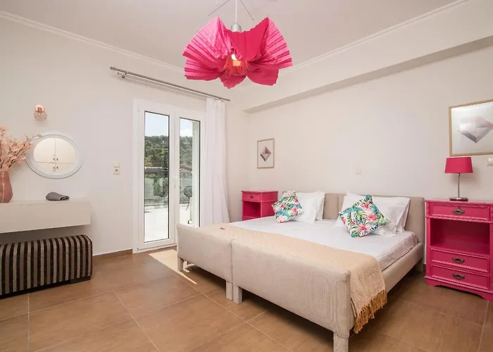 Gala's Elegant Tragaki