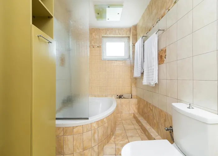 Gala's Elegant Willa Tragaki