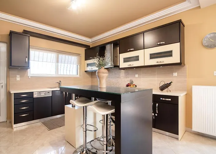 Gala's Elegant Willa Tragaki