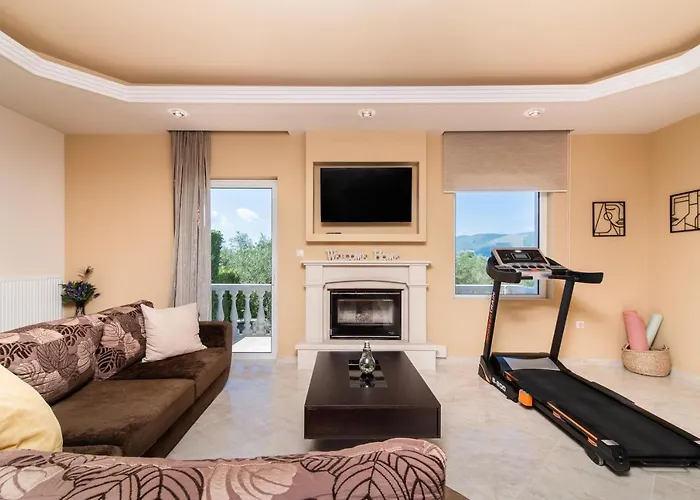 Gala's Elegant Tragaki