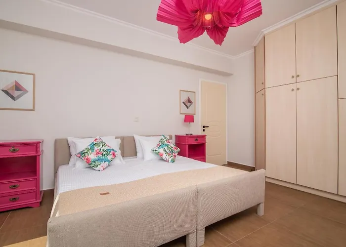 Gala's Elegant Tragaki