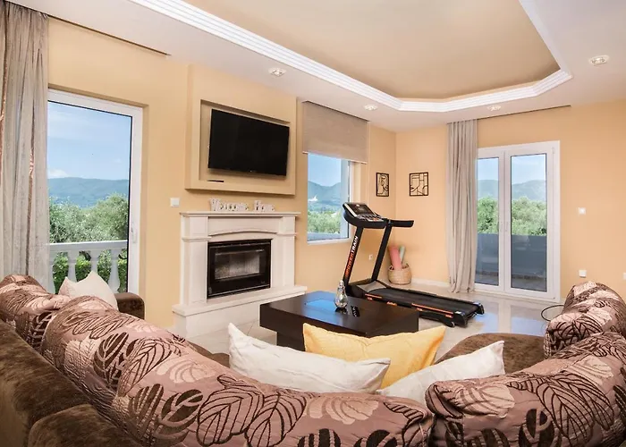 Gala's Elegant Willa Tragaki