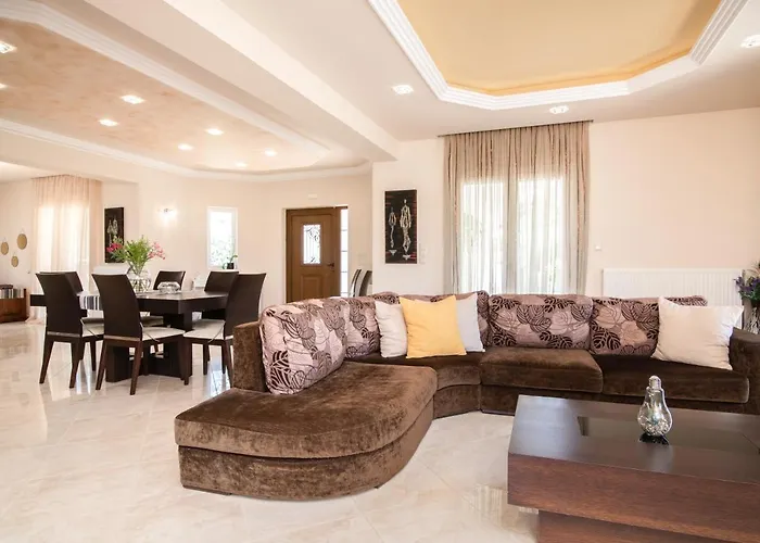 Gala's Elegant Willa Tragaki