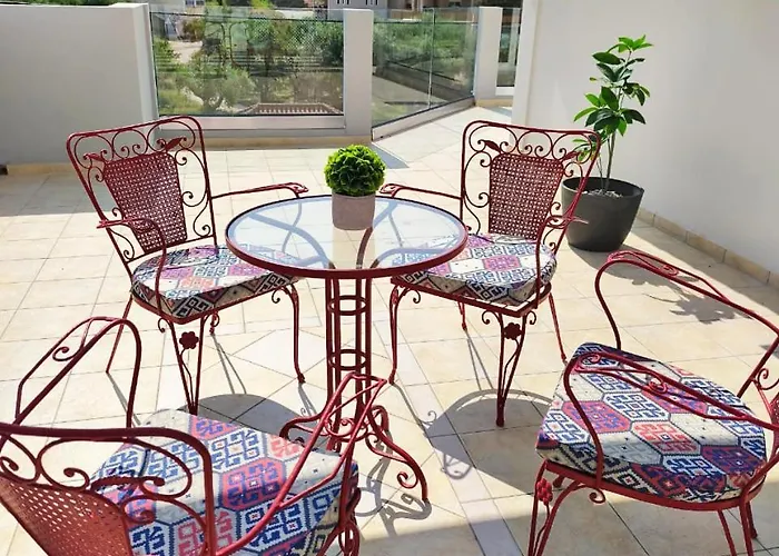 Gala's Elegant Tragaki