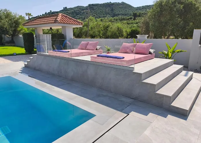 Gala's Elegant Tragaki