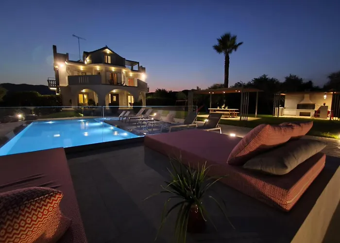 Gala's Elegant Tragaki