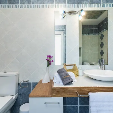 Gala's Elegant Tragaki