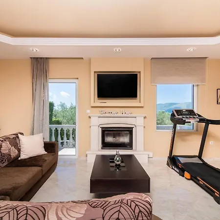 Gala's Elegant Tragaki