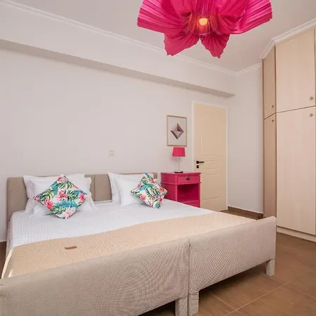 Gala's Elegant Tragaki